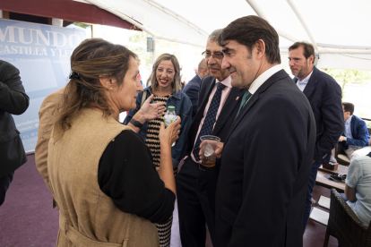 Los consejeros Rocío Lucas y Suárez Quiñones, en presencia de la directora general de Universidades Blanca Ares. / PHOTOGENIC
