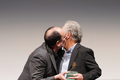 Fernando Colomo recibe la Espiga de Honor en la Gala del Día de España de manos de Karra Elejalde en la 67 edición de Seminci. -ICAL