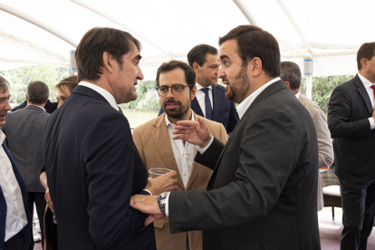 Juan Carlos Suárez Quiñones conversa con José Ángel Alonso en presencia de Eduardo Carazo. / PHOTOGENIC