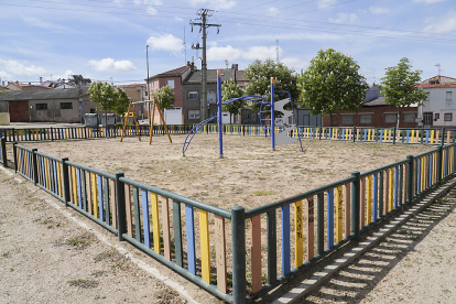Parque infantil en la calle Azalea. J. M. LOSTAU