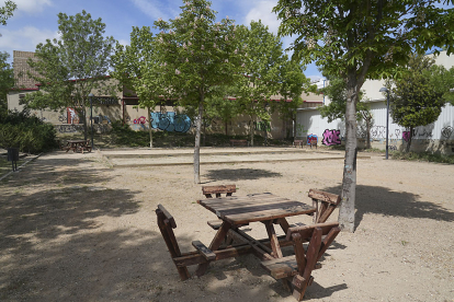 Campos de petanca y mesas junto a la calle Azalea. J. M. LOSTAU