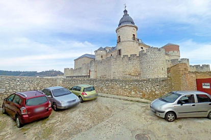 Vehículos estacionados en las proximidades del emblemático Archivo de Simancas.-GGL SW