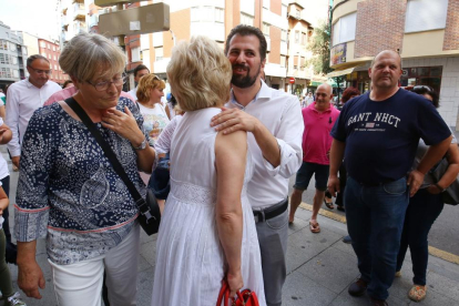 El secretario regional del PSOE de Castilla y León, Luis Tudanca, a su llegada a la reunión con militantes del partido en Ponferrada.-ICAL