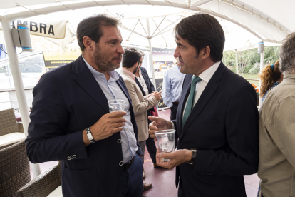 El alcalde de Valladolid Óscar Puente conversa con el consejero, Juan Carlos Suárez Quiñones. / PHOTOGENIC
