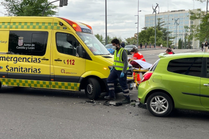 Accidente contra un furgón policial en Isabel la Católica. -LUIS MERILLAS