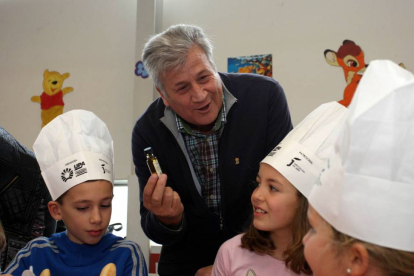 El secretario regional de UPA, Julio López, participa en un desayuno saludable con niños dentro de su campaña de promoción del aceite de oliva virgen de Jaén-Ical
