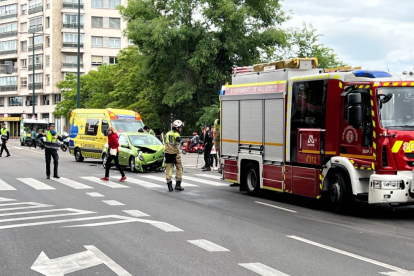 Accidente contra un furgón policial en Isabel la Católica. -LUIS MERILLAS