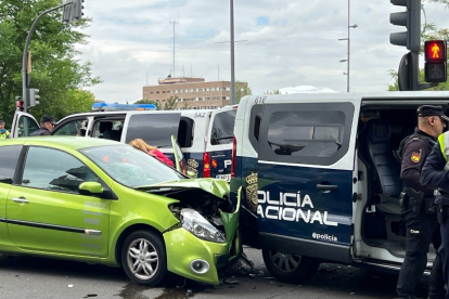 Accidente contra un furgón policial en Isabel la Católica. -LUIS MERILLAS
