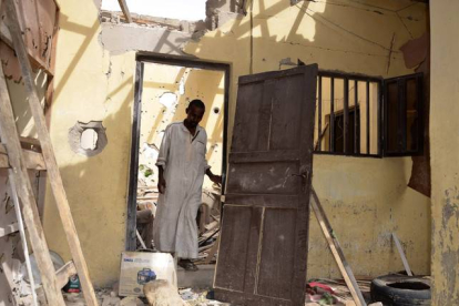 Un hombre inspecciona una casa derribada por Boko Haram en Maiduguri, Nigeria.-Foto:  AP / JOSSY OLA