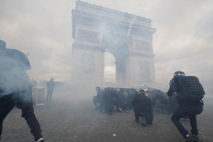 Protesta de los chalecos amarillos cerca del Arco de Triunfo en París.-PHILIPPE WOJAZER (REUTERS)