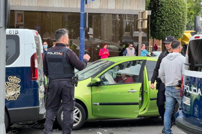 Accidente contra un furgón policial en Isabel la Católica. -LUIS MERILLAS