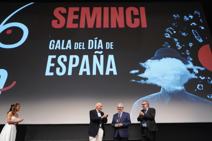 Manuel Gutiérrez Aragón recibe la Espiga de Honor de manos de Manuel Vicent y Enrique González Macho. -ICAL