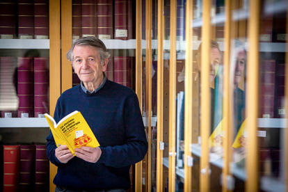 El historiador y escritor Carmelo Romero posa junto a su nuevo libro. - MARIO TEJEDOR