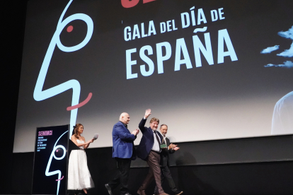 Andrés Vicente Gómez recibe la Espiga de Honor en la Gala del Día de España de manos de José Luis Alcaine y Antonio Saura. ICAL