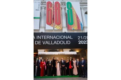 Foto de familia delante de la fachada del Teatro Calderón en la gala de inauguración de la 68 Seminci. -E. M.