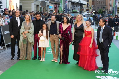 Lone Scherfig, directora de 'La contadora de películas' con el elenco de la película. PHOTOGENIC