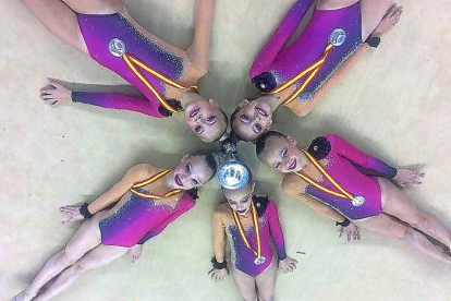 Las gimnastas del Club La Victoria posan con las medallas y la Copa de subcampeonas de España.-EM