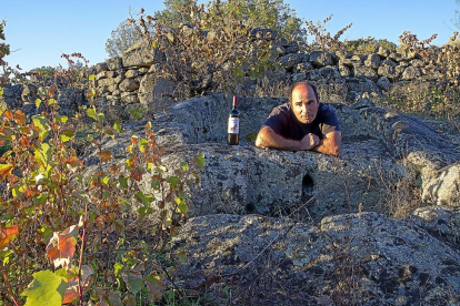 Carlos Martín, en el interior de uno de los antiguos lagares de granito de Santibáñez de la Sierra.-ARGI