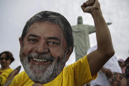 Un manifestante seguidor de Lula usa una máscara con la imagen del expresidente, en un acto a favor de su liberación, el 14 de abril, en Río de Janeiro.-EFE / ANTONIO LACERDA