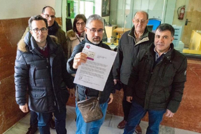 Miembros de Soria Ya muestran el billete y la carta dirigida al ministro.-EM