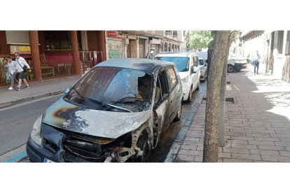 Coche quemado en la calle Ruiz Hernández. E.M.