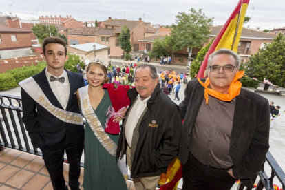 Los representantes de las fiestas, Pascual Herrera y el alcalde, Víctor Manuel Sanz, antes del pregón.-Miguel Ángel Santos