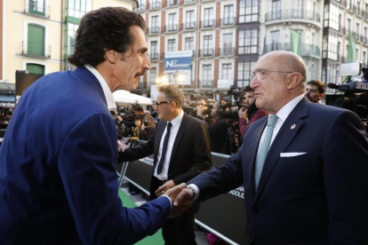 El alcalde de Valladolid, Jesús Julio Carnero, en la alfombra verde de Seminci saluda a Rodrigo Poison.- E. M.