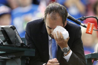 Arnaud Gabas, el juez de silla víctima del pelotazo aplicándose hielo.-REUTERS / CHRIS WATTIE