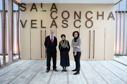 La actriz Concha Velasco visita el Laboratorio de las Artes (Lava) que lleva su nombre, acompañada por el alcalde de Valladolid, Javier León de la Riva, y la concejala de Cultura, Mercedes Cantalapiedra-Ical