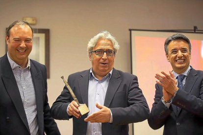 El alcalde de Tudela de Duero, Javier Potente, el humorista Leo Harlem y el director general de Competitividad, Jorge Morro, ayer, en la entrega del premio.-ICAL