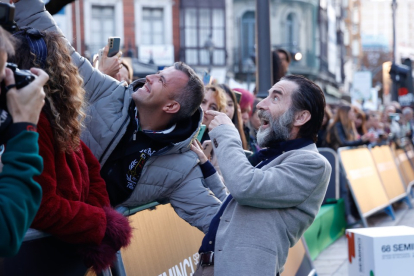 Antonio de la Torre se hace una fotografía en la Alfombra verde inaugural de la Seminci. -SEMINCI