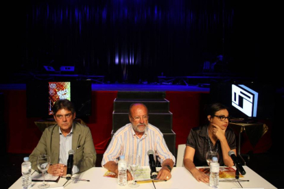 El alcalde de Valladolid, Francisco Javier León de la Riva, el gerente de la FMCVA, José María Viteri, y la directora de la obra , Nina Reglero (D), presentan el espectáculo 'Shock & Show 3'-Ical