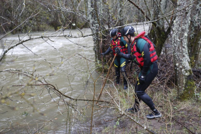 El Grupo Especial de Actividades Subacuáticas (GEAS) de la Guardia Civil, busca a un hombre desaparecido en el río Bernesga a la altura de Vega de Gordón (León)-ICAL