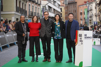 Representantes del Jurado Internacional en la alfombra verde de la 68 Semana Internacional de Cine de Valladolid. -ICAL