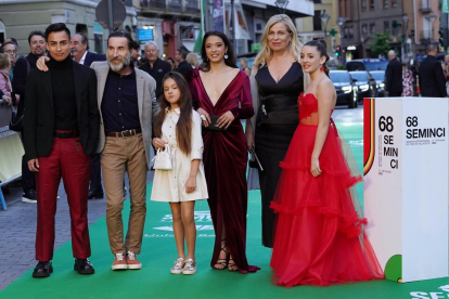 El equipo de 'La contadora de películas' en la Alfombra verde inaugural de la 68 Seminci. -SEMINCI