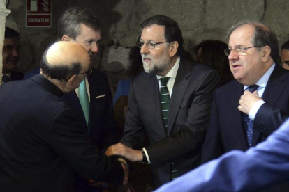 Mariano Rajoy saluda al Arzobispo de Burgos, Fidel Herráez, en presencia de alcalde de Burgos, Javier Lacalle (I), y del presidente de la Junta de Castilla y León, Juan Vicente Herrera.-ICAL
