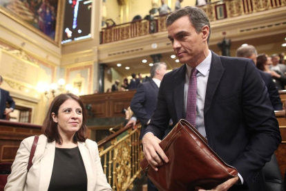 La portavoz del PSOE en el Congreso de los Diputados, Adriana Lastra, y el presidente de Gobierno en funciones, Pedro Sánchez.-EUROPA PRESS