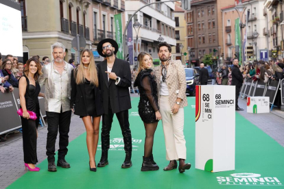 El grupo Siloé y acompañantes en la Alfombra verde inaugural de la 68 Seminci. -SEMINCI