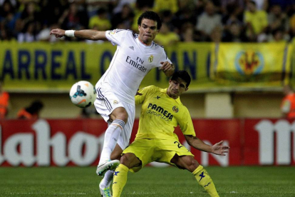 Pepe se adelanta a Jonathan Pereira en el Villarreal-Real Madrid de la pasada temporada-El Mundo