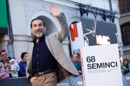 Antonio de la Torre saluda en la Alfombra verde inaugural de la 68 Seminci. -SEMINCI