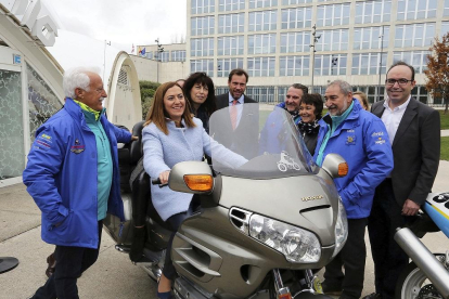 Las autoridades posan junto a miembros del Club Turismoto antes de la presentación de Pingüinos 2020.-ICAL