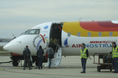 Avión de Air Nostrum en el aeropuerto de Villanubla-El Mundo