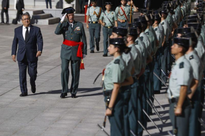 Juan Ignacio Zoido pasa revista durante el acto de despedida de la bandera del teniente general Pablo Martin Alonso.-EMILIO NARANJO (EFE)