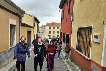 Los Almirantes de Castilla y Vittoria Colonna acompañaron a los turistas durante la visita a la localidad.-E. M.