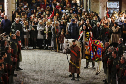 El séquito de la Reina Juana parte de la entrada de la villa para unirse con el cortejo de su padre, Fernando el Católico. PHOTOGENIC