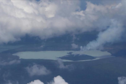Fotografía aérea del volcán Manaro en la isla de Ambae-AFP
