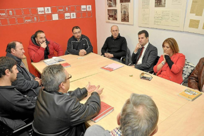 El secretario general del PSOE en Castilla y León, Luis Tudanca, se reúne con los miembros del comité de Made y con la alcaldesa, Teresa López-Santiago G. del Campo
