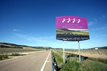 Cartel que marca el comienzo de la Ruta del Vino Ribera de Duero-ICAL