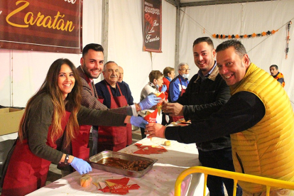 El alcalde de Zaratán, Roberto Migallón, entregando salchichas durante las fiestas de 2022. AYTO ZARATAN