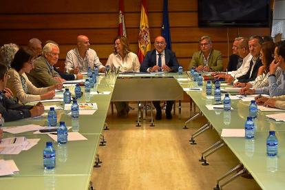 Carnero preside la reunión del grupo de trabajo interadministrativo para la lucha contra el topillo.-EL MUNDO